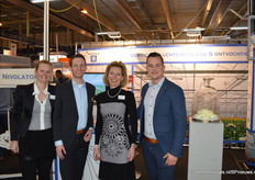 Naast zwaveltabletten en klimaatbeheersingsoplossingen kun je bij Nivola ook komen darten. Een niet nader te noemen redacteur van Groentennieuws wist één triple 20 te raken, wie heeft er meer geraakt? Op de foto: Marion Lestraden, Matthijs Caspers, Lucienne Lestraden en Merijn Hesmerg.